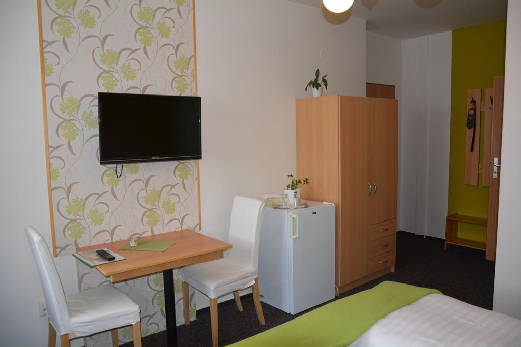 Restaurace A Penzion U Hasicu Klimkovice Zimmer foto
